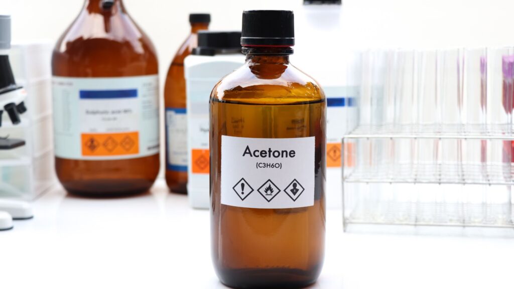 Flacone di acetone, tra i chetoni più comuni