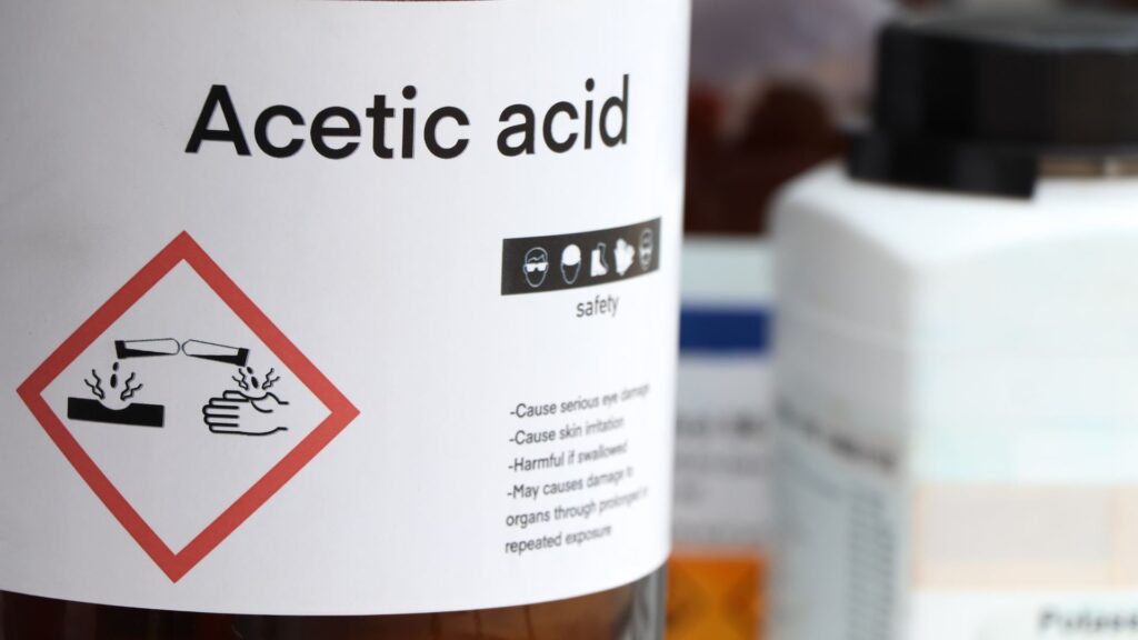Etichetta dell'acido acetico, alla base degli acetati utilizzati nell'industria